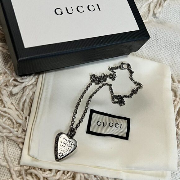 GUCCI Sterling Silver Necklace with Engraved Heart Omnia Amor Amantibus - Picture 6 of 11
